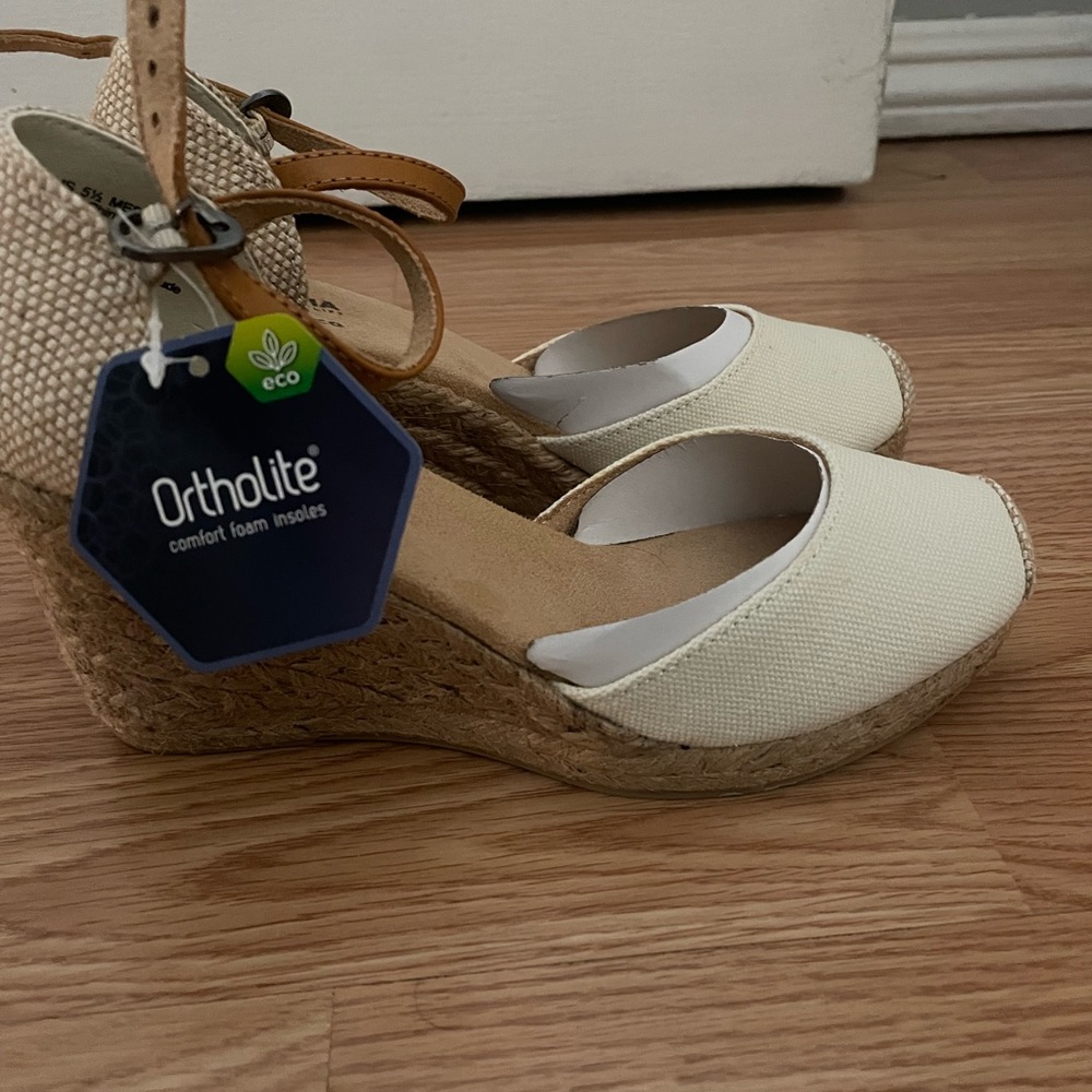 Natural color , Sonoma wedges .Brand New still in the original box .